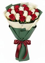 Букет Микс из красных и белых роз в Поведниках