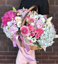 Композиция солнечный день в Поведниках Цветочная композиция из Розы, Хризантемы, Пионы и Лизиантусы в корзине в Поведниках