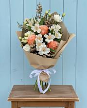 Букет цветов из:  Альстромерии, Лизиантусы, Розы и Хризантемы в Поведниках