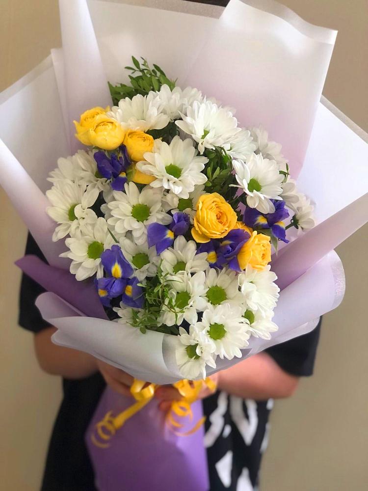 Букет цветов из: Ирисы, Хризантемы и Розы в Поведниках