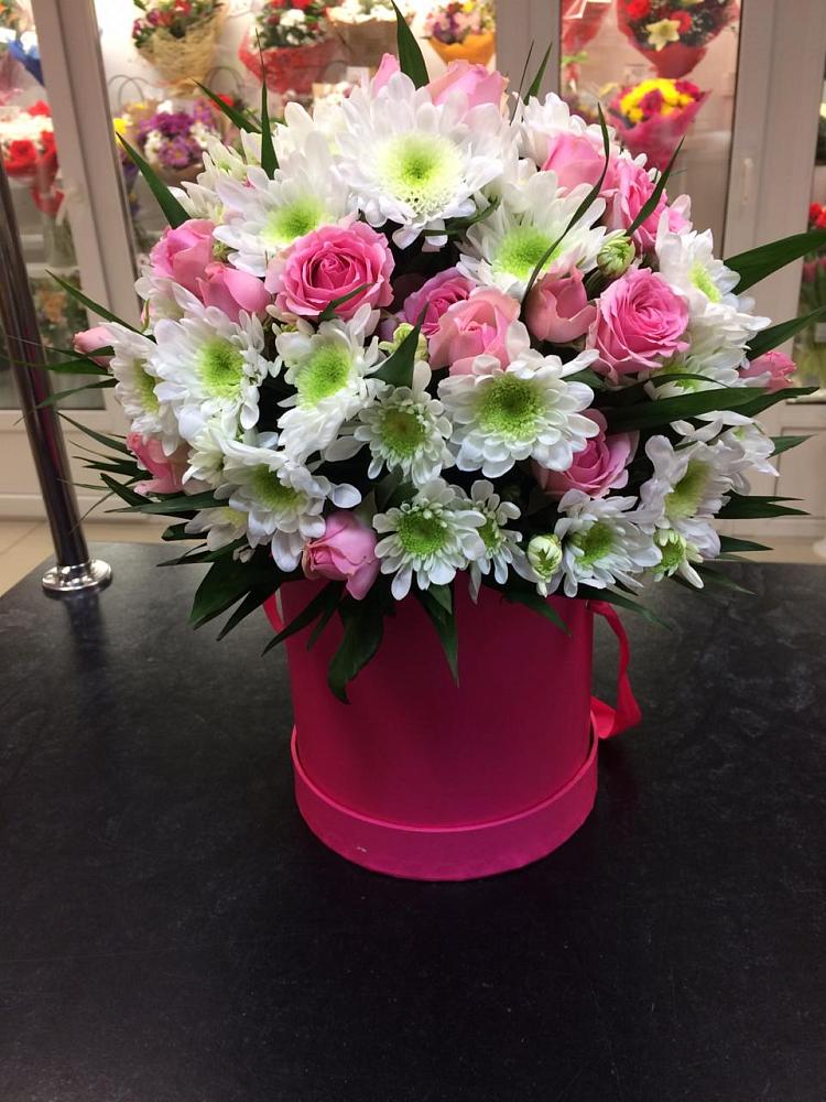 Цветочная композиция из Розы и Хризантемы в шляпной коробке в Поведниках