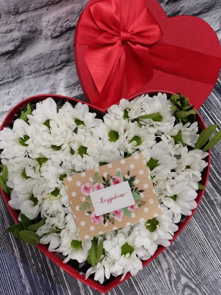 Цветочная композиция из Хризантемы в виде сердца в Поведниках