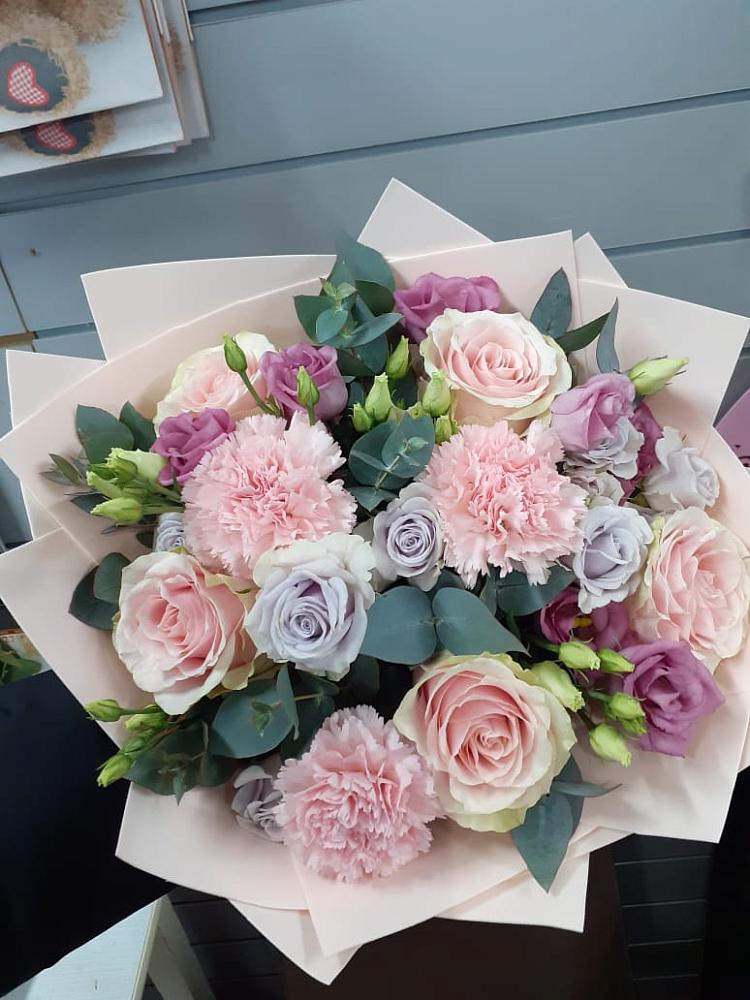 Букет цветов из: Розы, Гвоздики и Лизиантусы в Поведниках